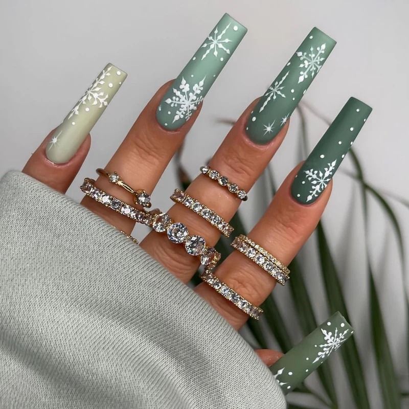 Kunstnagelset mit winterlichem Schneemotiv Karnz