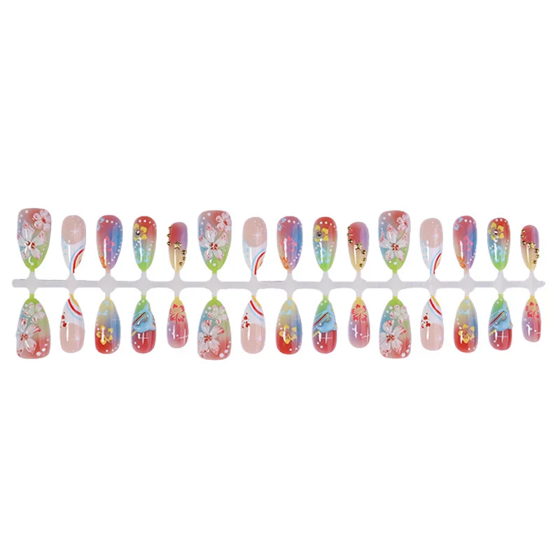 Kunstnagelset mit vielfältigen Designs und glänzenden Verzierungen Karnz
