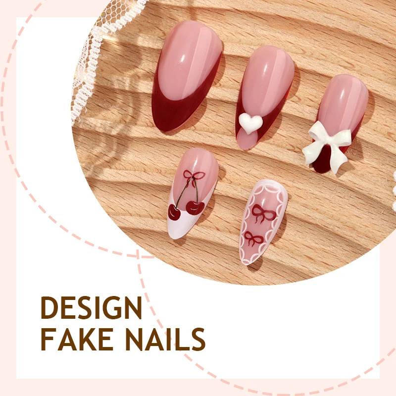 Kunstnagelset mit verspielten Motiven und eleganten Akzenten Karnz