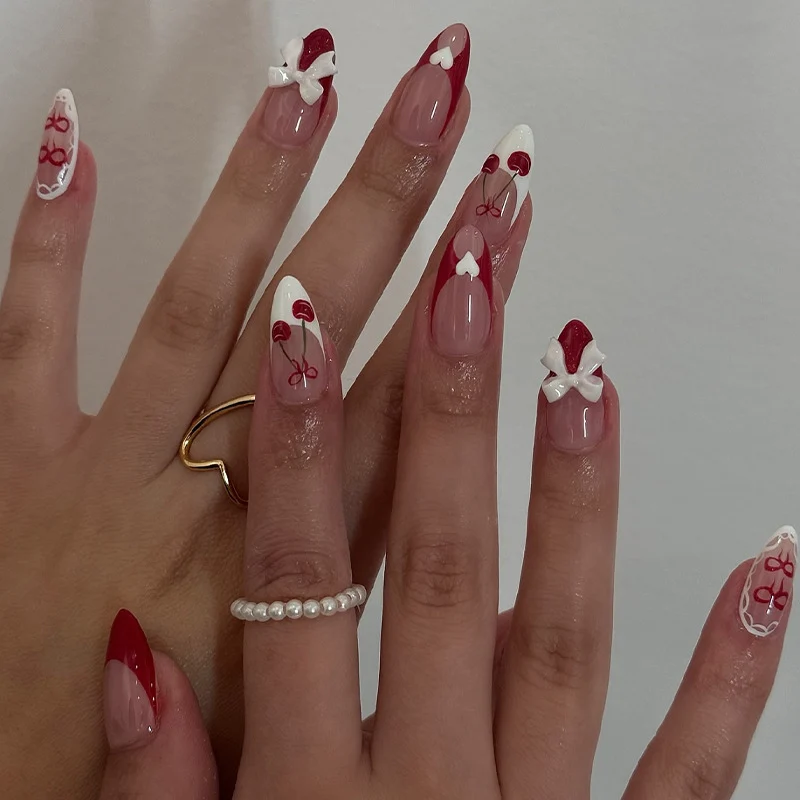Kunstnagelset mit verspielten Motiven und eleganten Akzenten Karnz