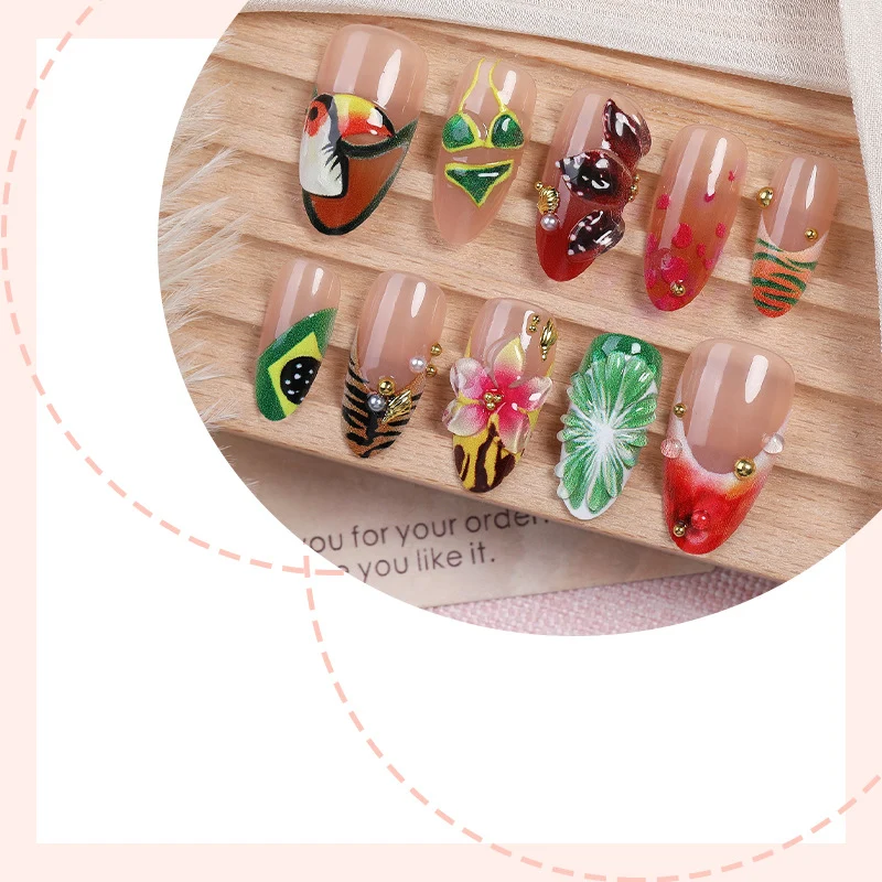 Kunstnagelset mit tropischen Motiven und eleganten Details Karnz