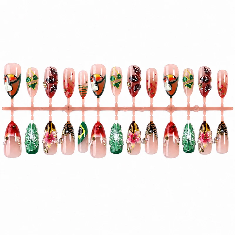 Kunstnagelset mit tropischen Motiven und eleganten Details Karnz
