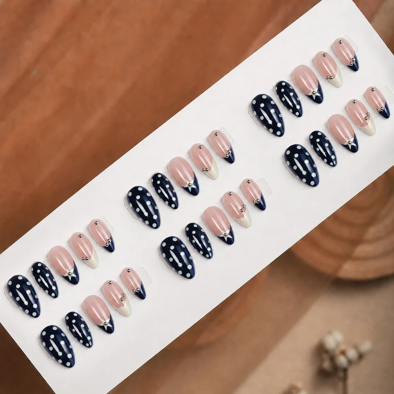 Kunstnagelset mit stilvollen Stern- und Punktmotiven Karnz