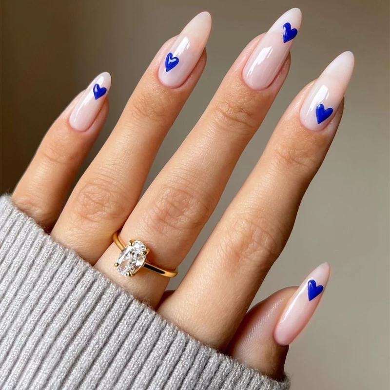 Kunstnagelset mit stilvollen Herzdesigns Karnz