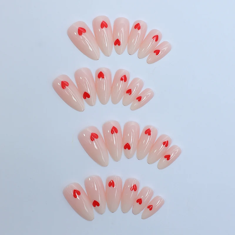 Kunstnagelset mit stilvollen Herzdesigns Karnz