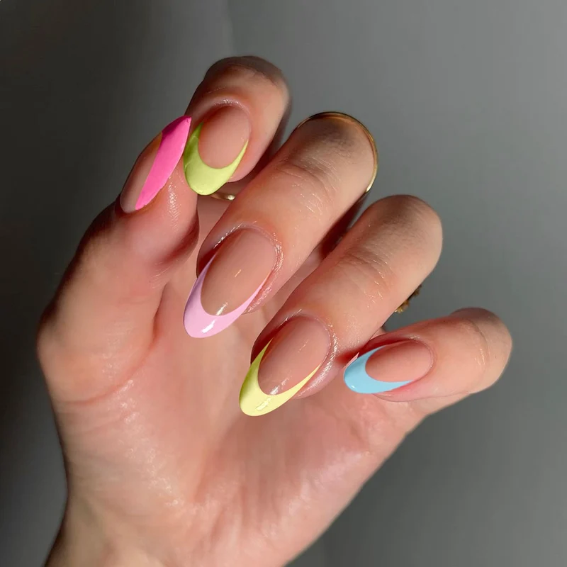 Kunstnagelset mit stilvollen Farbverlauf und eleganten Spitzen Karnz