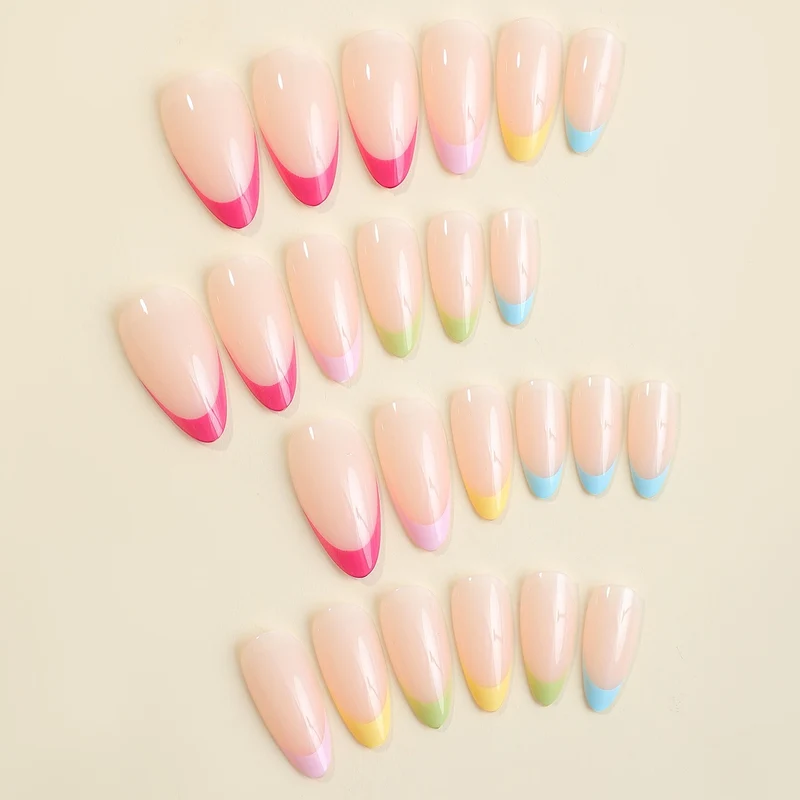 Kunstnagelset mit stilvollen Farbverlauf und eleganten Spitzen Karnz