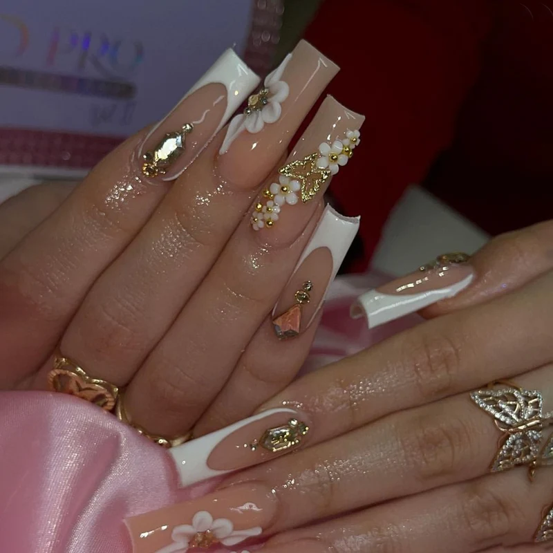 Kunstnagelset mit stilvollen Blüten- und Glitzerakzenten Karnz