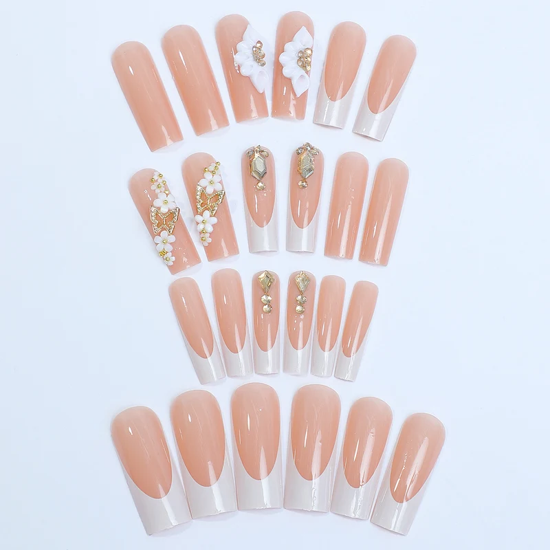 Kunstnagelset mit stilvollen Blüten- und Glitzerakzenten Karnz