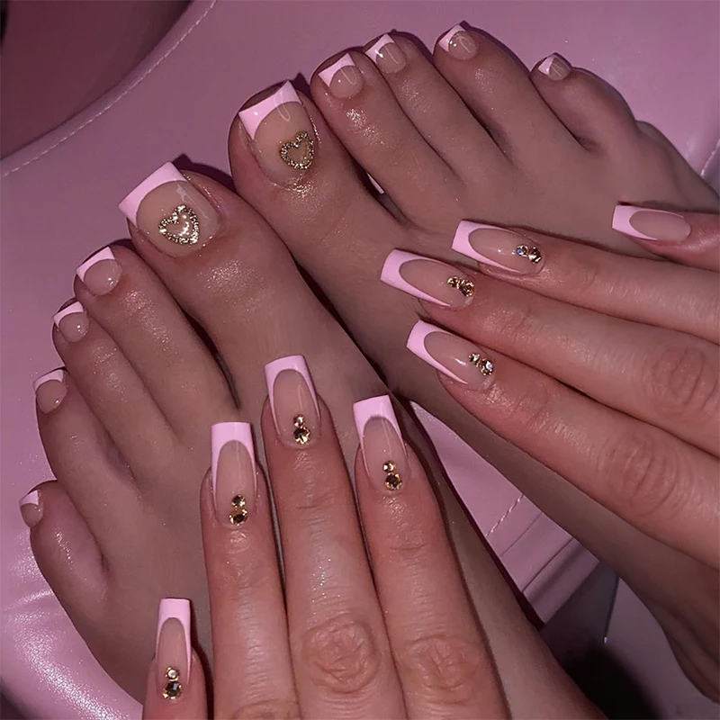 Kunstnagelset mit stilvollen Akzenten Karnz
