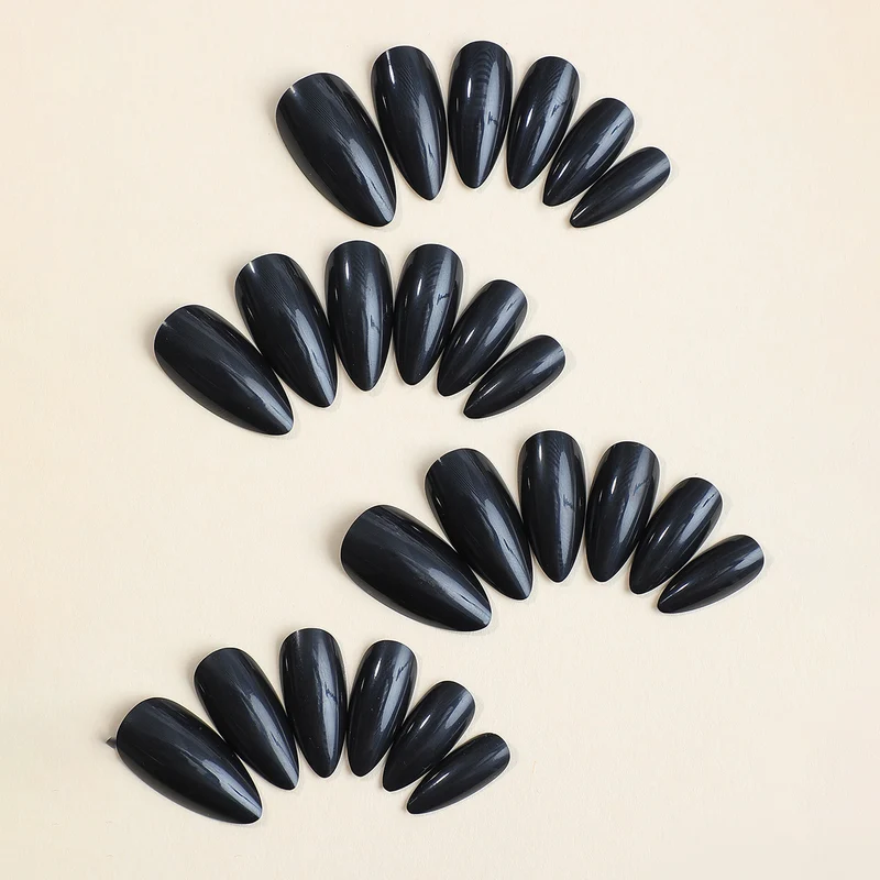 Kunstnagelset mit stilvollem, spitzen Design Karnz