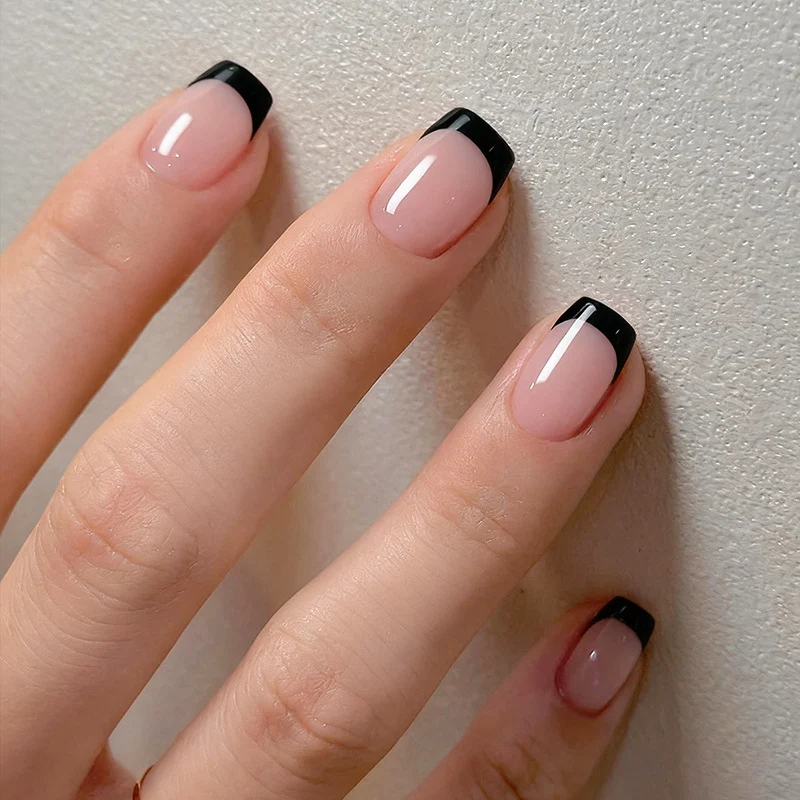 Kunstnagelset mit stilvollem Schwarz-Weiß-Finish Karnz