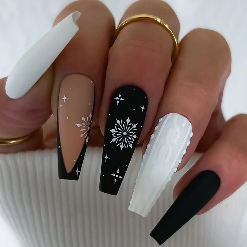 Kunstnagelset mit stilvollem geometrischem Design Karnz