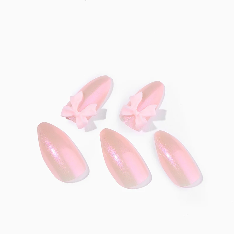 Kunstnagelset mit schimmernden Spitzen und eleganten Verzierungen Karnz