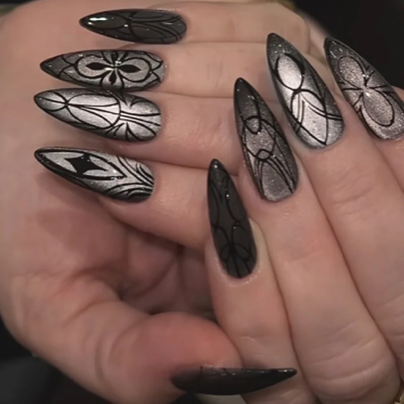 Kunstnagelset mit schaurigem Spinnenmotiv und Glitzerakzenten Karnz