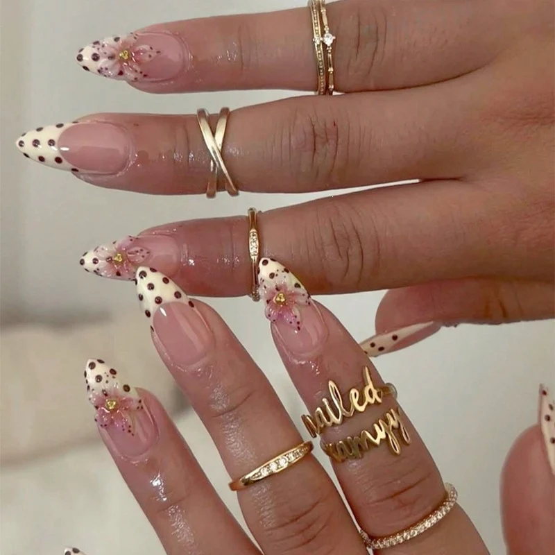 Kunstnagelset mit romantischen Punkten und floralen Akzenten Karnz
