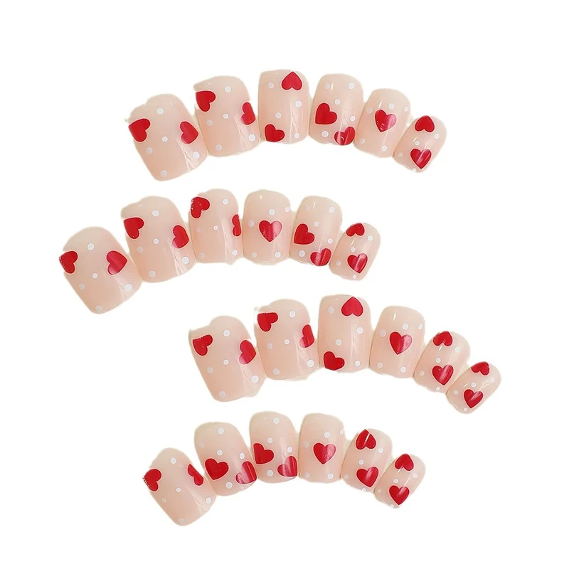 Kunstnagelset mit romantischen Herzmotiven und schimmernden Akzenten Karnz