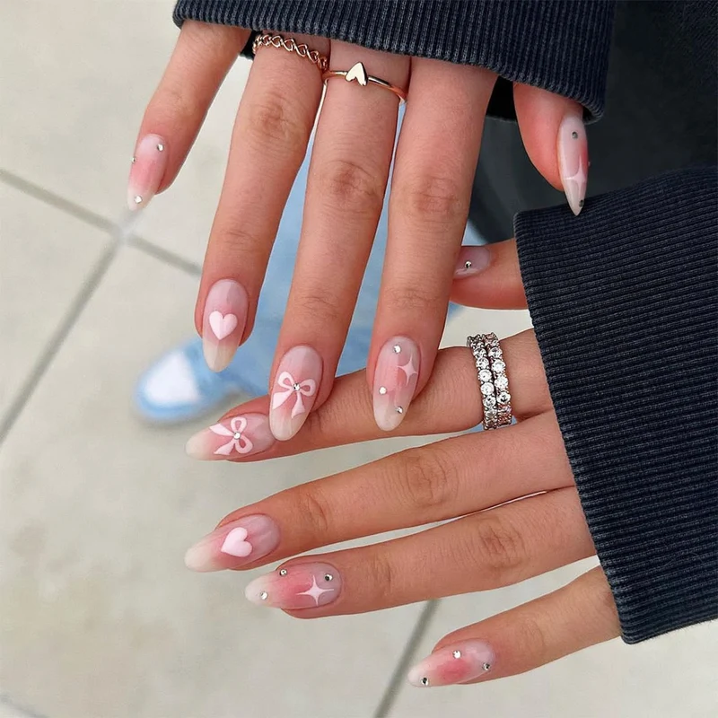 Kunstnagelset mit romantischen Herz- und Schleifen-Design Karnz