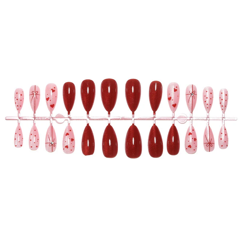 Kunstnagelset mit romantischen Herz- und Glitzerdesigns Karnz