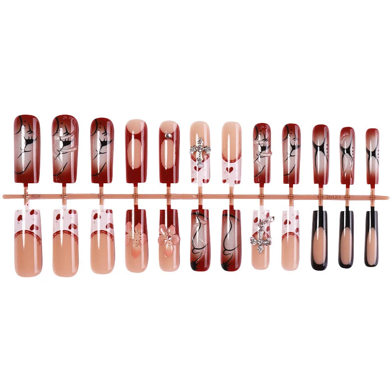 Kunstnagelset mit romantischen Blüten- und Herzen-Designs Karnz