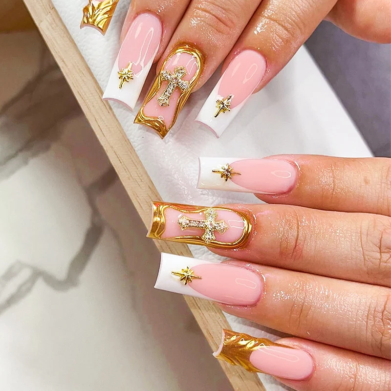 Kunstnagelset mit romantischen Blüten- und Glitzerakzenten Karnz