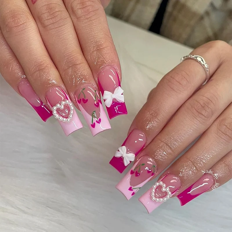 Kunstnagelset mit romantischen Blumenmotiven Karnz