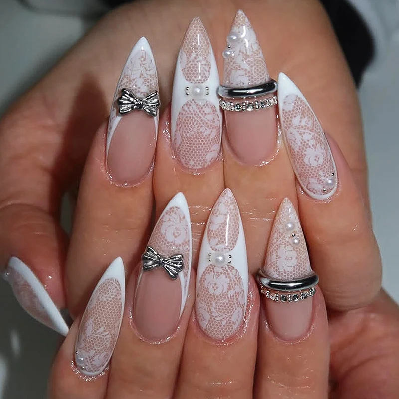 Kunstnagelset mit romantischen Blumen-Design und funkelnden Akzenten Karnz
