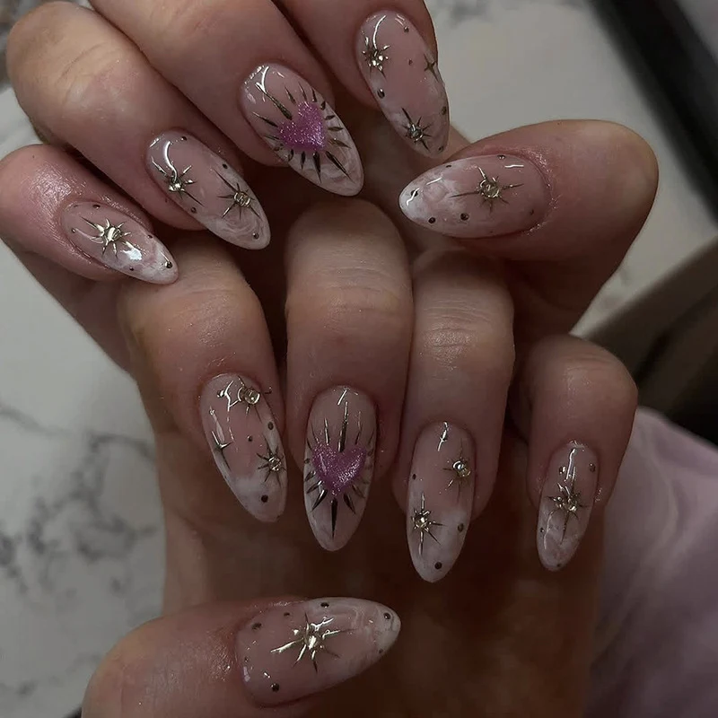 Kunstnagelset mit romantischen Blatt- und Blütenakzenten Karnz