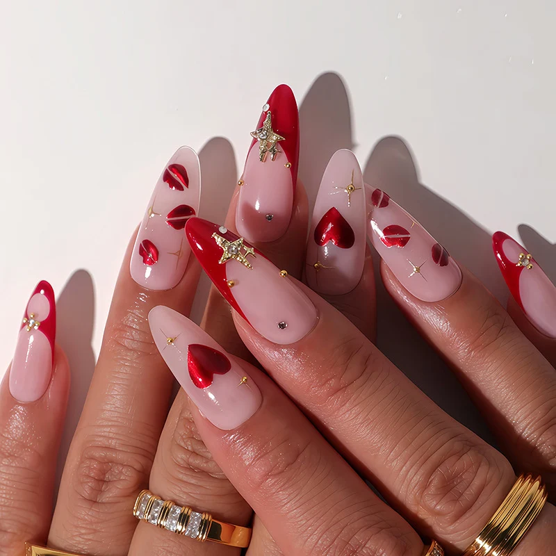 Kunstnagelset mit romantischen Akzenten und Glitzerdetails Karnz