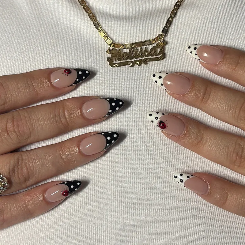 Kunstnagelset mit polka-nervigen Akzenten und funkelnden Details Karnz