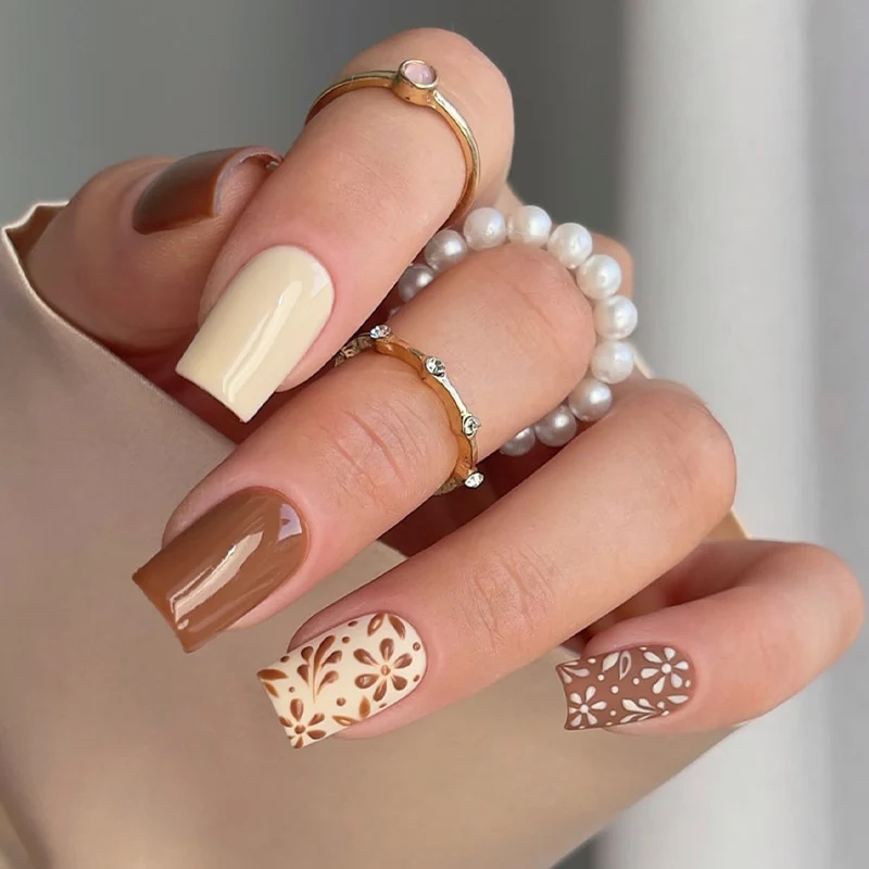 Kunstnagelset mit modernen Designs Karnz