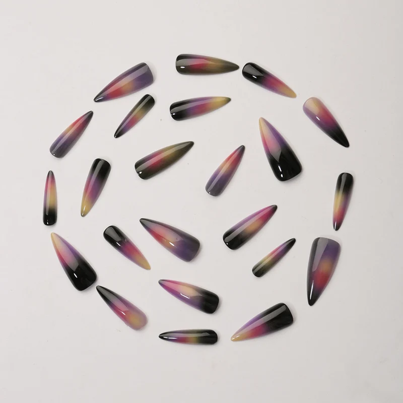 Kunstnagelset mit modernem Ombre-Effekt Karnz