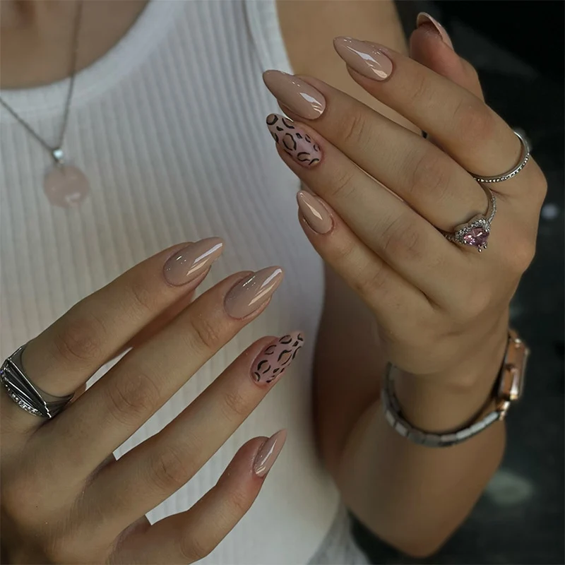 Kunstnagelset mit modernem Leopardendesign Karnz