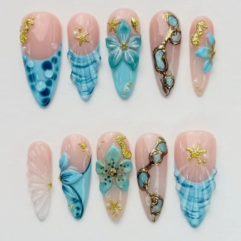 Kunstnagelset mit maritimen Motiven und glamourösen Verzierungen Karnz