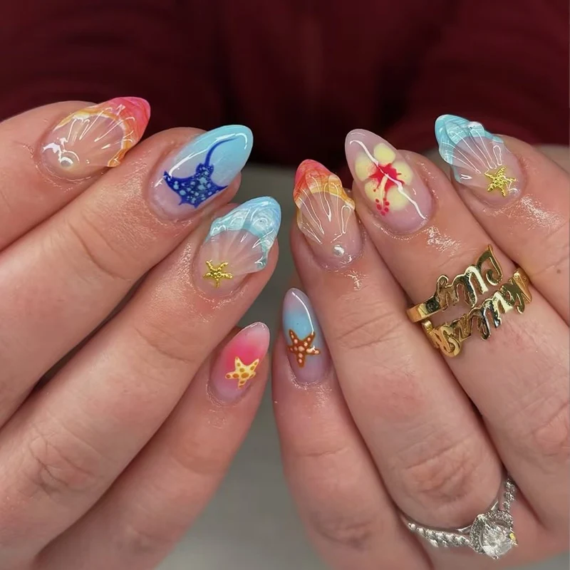 Kunstnagelset mit maritimen Motiven Karnz