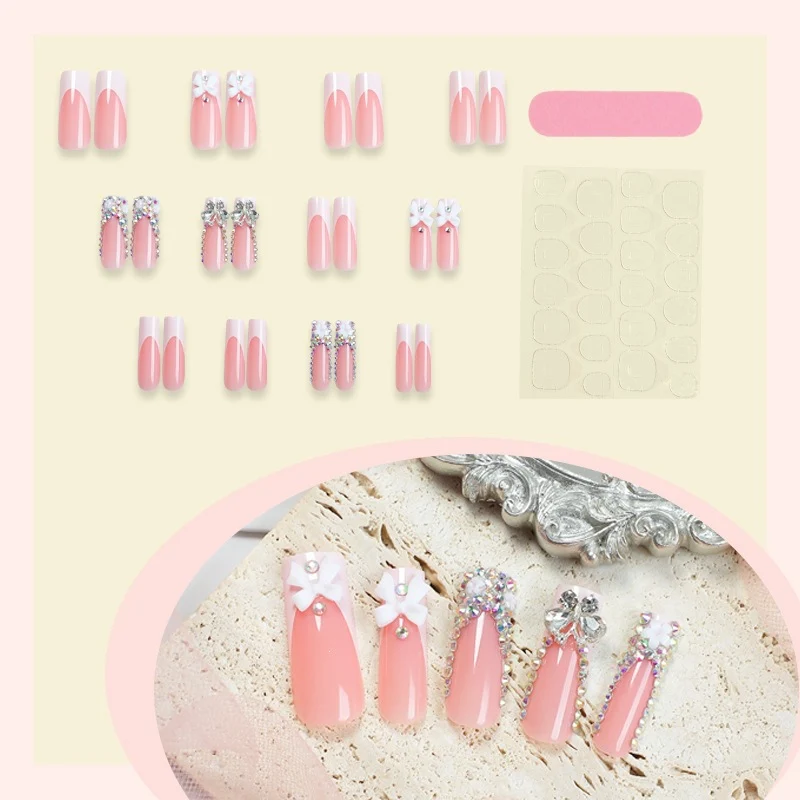 Kunstnagelset mit luxuriösen Verzierungen und Glitzerakzenten Karnz