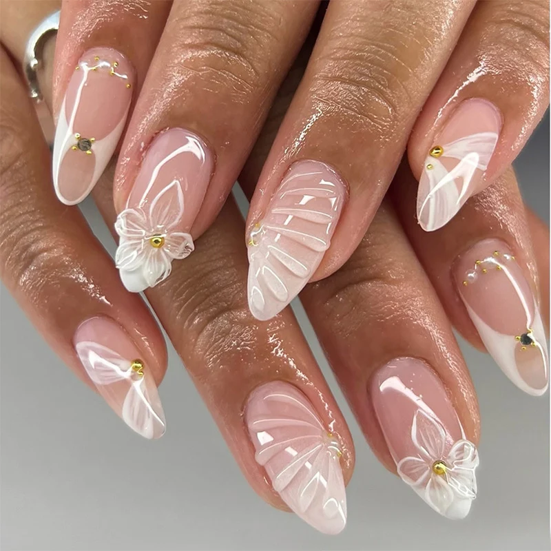 Kunstnagelset mit luxuriösen und stilvollen Verzierungen Karnz