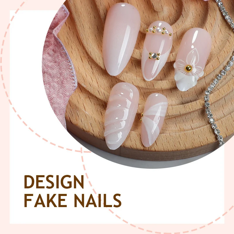Kunstnagelset mit luxuriösen und stilvollen Verzierungen Karnz