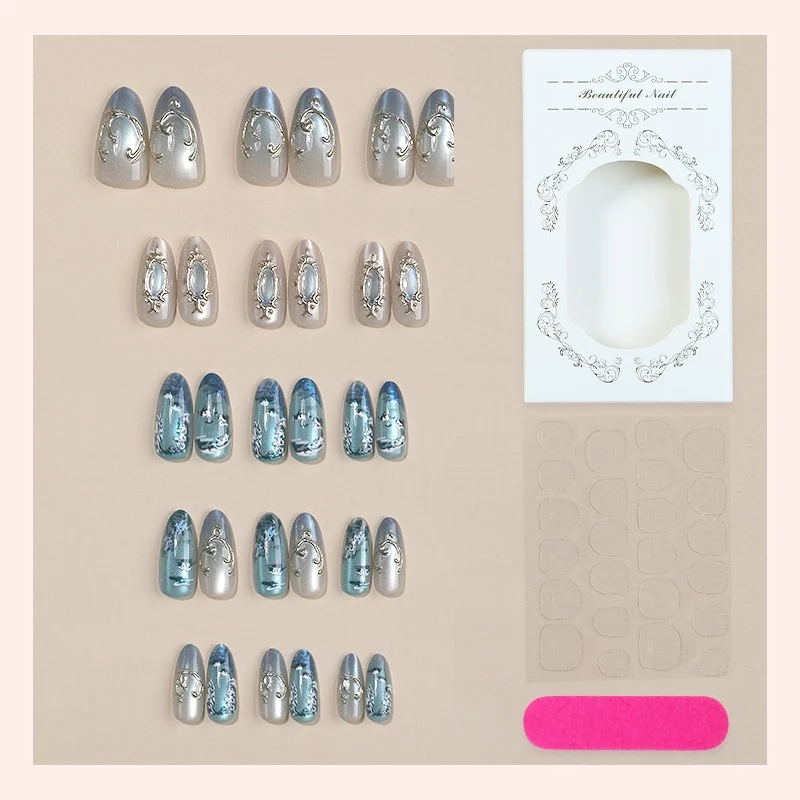 Kunstnagelset mit luxuriösen Mustern und eleganten Verzierungen Karnz