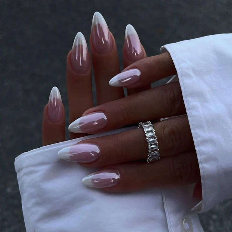 Kunstnagelset mit luxuriösen Kristallverzierungen Karnz