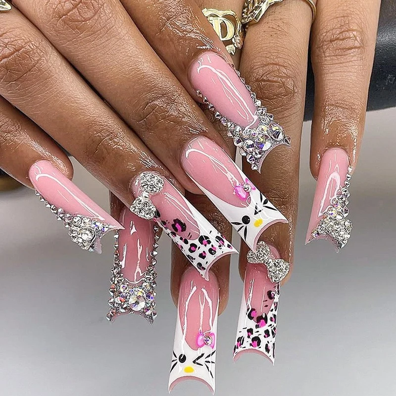 Kunstnagelset mit luxuriösen Kristallakzenten Karnz