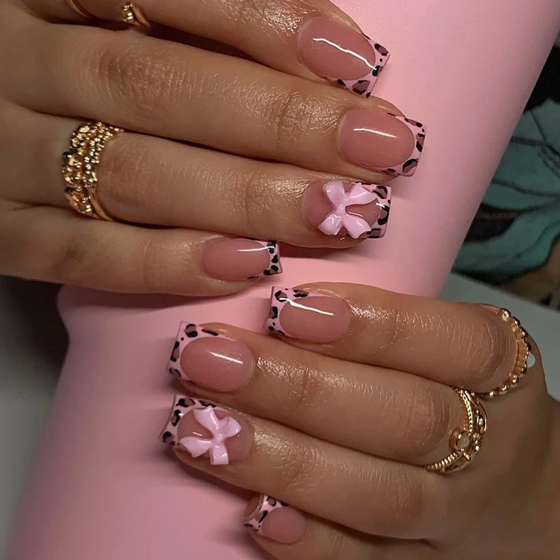 Kunstnagelset mit luxuriösen Kristallakzenten Karnz