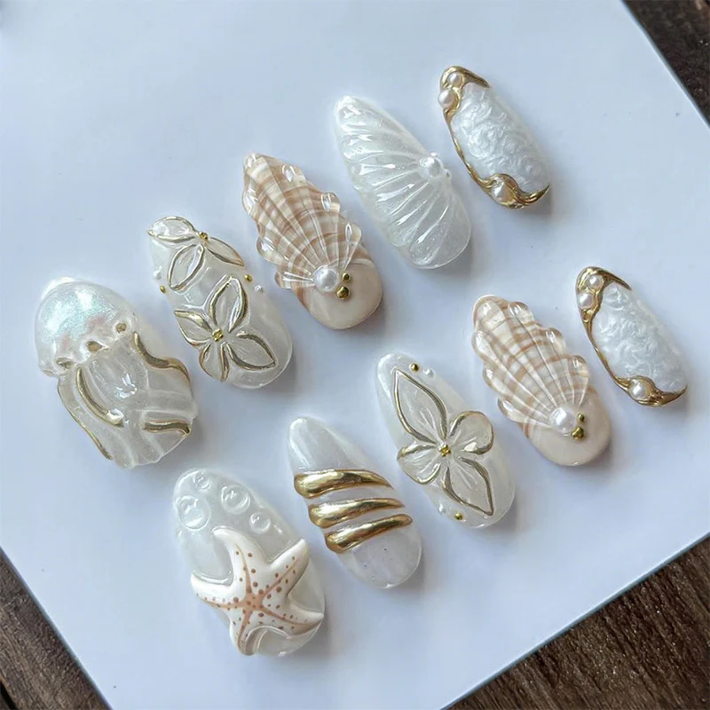 Kunstnagelset mit luxuriösen Goldverzierungen und eleganten Naturmotiven Karnz