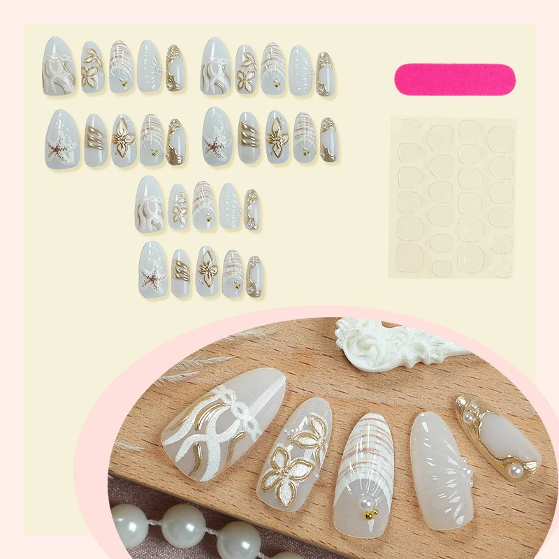 Kunstnagelset mit luxuriösen Goldverzierungen und eleganten Naturmotiven Karnz