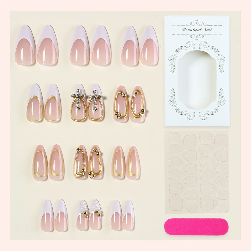 Kunstnagelset mit luxuriösen Goldverzierungen und eleganten Designs Karnz