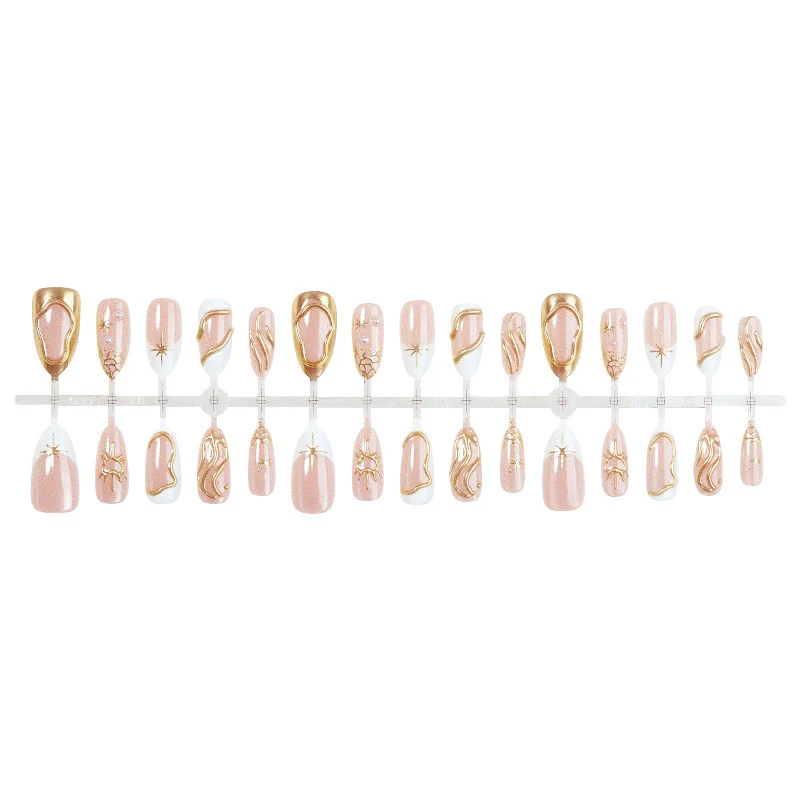 Kunstnagelset mit luxuriösen Goldakzenten Karnz