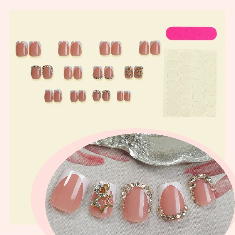 Kunstnagelset mit luxuriösen Glitzer- und Floralverzierungen Karnz