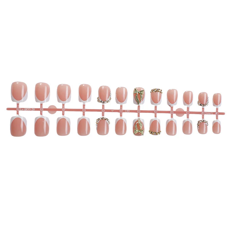 Kunstnagelset mit luxuriösen Glitzer- und Floralverzierungen Karnz