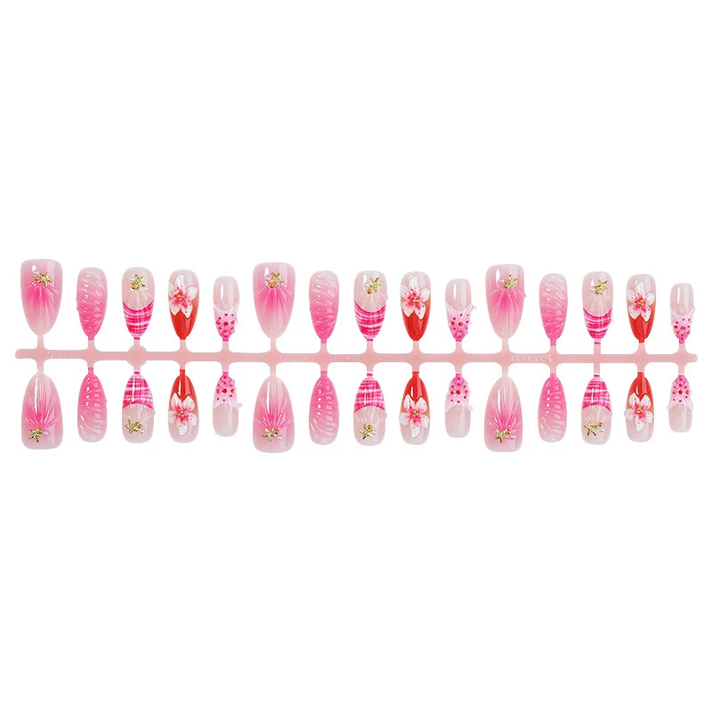 Kunstnagelset mit luxuriösen Glitzer- und Blütenakzenten Karnz