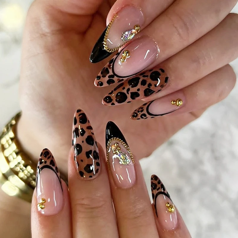 Kunstnagelset mit luxuriösen floralen 3D-Verzierungen Karnz